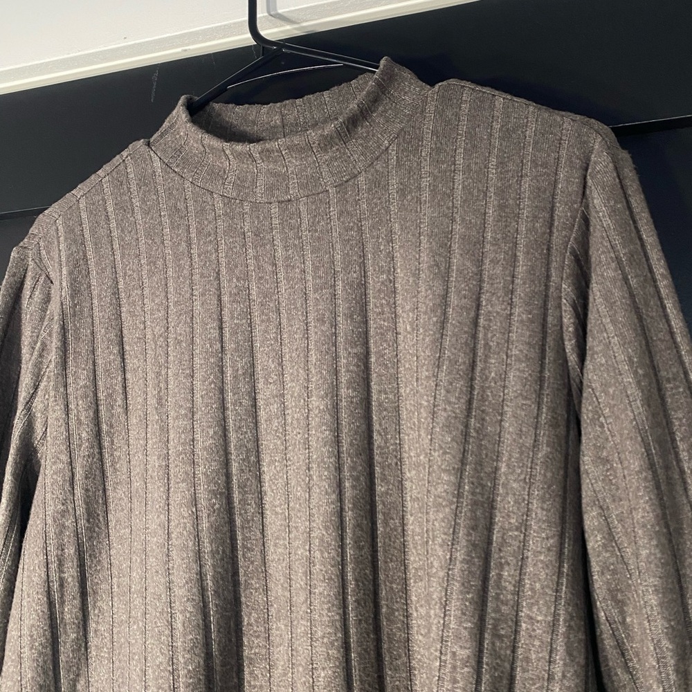 4/$16 Matty M Top - Picture 2 of 4